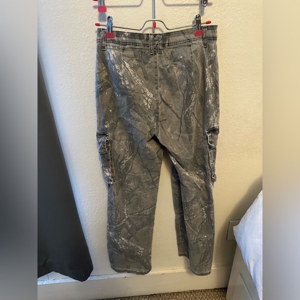 Super cute Camo Cargo jeans size 28 - Picture 7 of 8